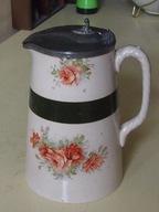 Dzbanek z cynową pokrywą.