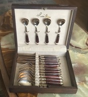 EKSKLUZYWNE ZŁOTE SZTUĆCE Z BRĄZU W DREWNIANEJ KASECIE NA 4 OSOBY