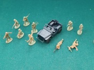 Jeep Willys plastikowy + 10 Szkotów zabawka z PRL