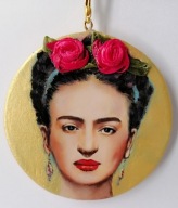 Frida Kahlo - wisiorek/ glina / ręcznie malowany , średnica 7 cm