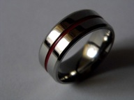 STALOWA TYTANOWA OBRACZKA 8 MM RED LINE R.17