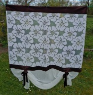 Firana gotowa w kwiatowy wzór z podwiązaniem na dole 205x140 cm