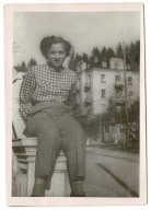 KRYNICA MŁODA KOBIETA NA MOSTKU NAD KRYNICZNKĄ PRL LATA 50-TE MODA