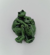 Wyjątkowe żabki - wtulone w siebie - świetna figurka - cudna scenka - żaba