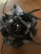 Broszka, kwiat grafitowy/czarny, pióra, spinka