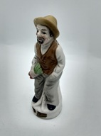 figurka ogrodnik trzyma marchewki,