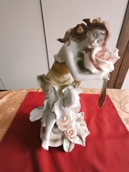 Porcelanowa figurka - kobieta z kwiatem