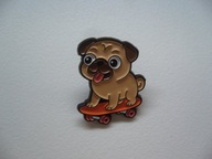 PIN PRZYPINKA BROSZKA PIES PIESEK MOPS NA DESKOROLCE