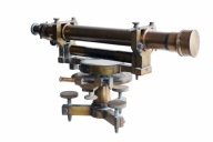 Zabytkowy teodolit z kompasem i poziomnicą