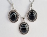 WISIOR Z KOLCZYKAMI W FILIGRANOWEJ OPRAWIE