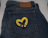 Naszywka Haftowana OŁÓWEK SERCE Art – 8 x 8 cm