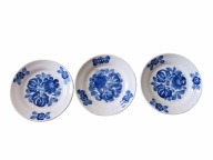 WŁOCŁAWEK 3 TALERZYKI DESEROWE FAJANS NIEBIESKIE SYGNATURA PODPIS PRL