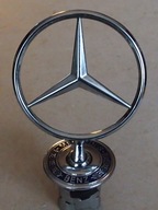 Mercedes - celownik maski samochodu.