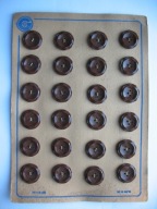 Stare NIEUŻYWANE GUZIKI NA PAPIEROWEJ PALECIE