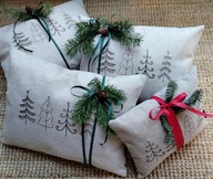 Poduszka świąteczna z haftem, choinki