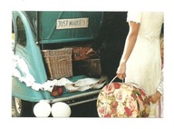 Pocztówka - Podróż poślubna młodej pary i Citroën 2CV