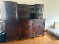 Kredens antyczny z półkami i szufladami.