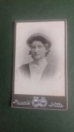 Portret młodej kobiety
