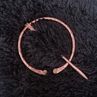 Spinka - broszka do swetra, szala, chusty itp. Czysta miedź. Średnia.