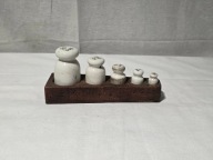 Stare odważniki porcelanowe z okresu Prl-u. Zestaw 1-20dkg w etui (6)