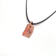 Malutki wisiorek z miedzi z Twoim znakiem Zodiaku.