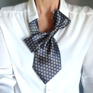 Damski krawat wiązany