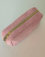 Ładna wygodna kosmetyczka w kolorze różowym