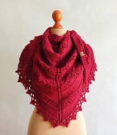 Gruba, mięsista chusta, ręcznie robiona na drutach, bordowa.