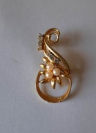 Broszka w kolorze złotym z perełkami, kryształkami