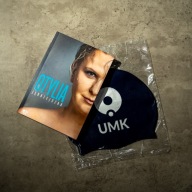 Biografia Otylii Jędrzejczak wraz z autografem oraz czepek AZS UMK