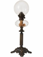 ZABYTKOWA LAMPA NAFTOWA 70 CM – AŻUROWA METALOWA PODSTAWA – SZKLANY KLOSZ
