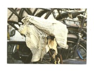 Pocztówka - Siodełko rowerowe i kryjówka z gazet