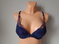 Śliczny biustonosz Chantelle granatowy push-up koronkowy