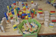 Ogromny zestaw drewnianych klocków ponad 380 szt + wagony / pudełko