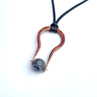 Wisiorek z miedzi z labradorytem - kulką. Antystresowy.