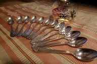 12 platerowanych łyżeczek do kawy.