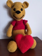 Miś walentynka Kubuś Puchatek z sercem amigurumi
