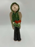 154. Anioł ceramiczny nr 18 w zielonej bluzie z sercem 32 x 10 cm