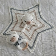 Zestaw mini kocyk Miś + grzechotka Handmade prezent na chrzciny Baby Shower