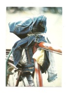 Pocztówka - Siodełko rowerowe w jeansowym kubraczku