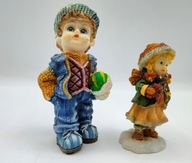 Dwie figurki dzieciaczki w zimowych strojach :) 9 cm