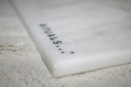 THE RITUAL LUKSUSOWA TACA ANTIQUE BLANC MARMUR AKCESORIA PREMIUM W KUCHNI