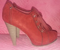 CZerwone zamszowe botki sznurowane 36