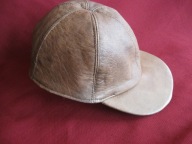 SKÓRZANA CZAPKA Z DASZKIEM I PODSZEWKĄ Z ATŁASU Z LOMBARDU USA UŻYWANA