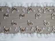 Haft elastyczny biały na brązowym tiulu szerokość 17cm