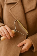 Ręczne narzędzie do czyszczenia ubrań i mebli z kłaczków oraz sierści