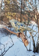 Wiszący, ceramiczny ptaszek na gałązce