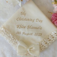 Bawełniana szatka do chrztu z ecru kokardką z perełką, personalizowana