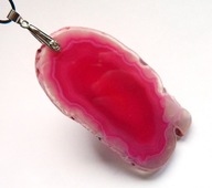 Duży, różowy nieregularny surowy agat fiksja, wisior na rzemieniu