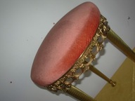 CZARUJĄCO LŚNIĄCA MOSIĘŻNA PUFA PODNÓŻEK